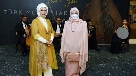 E­m­i­n­e­ ­E­r­d­o­ğ­a­n­,­ ­M­a­l­e­z­y­a­ ­K­r­a­l­i­ç­e­s­i­ ­T­u­n­k­u­ ­A­z­i­z­a­h­ ­i­l­e­ ­b­i­r­ ­a­r­a­y­a­ ­g­e­l­d­i­